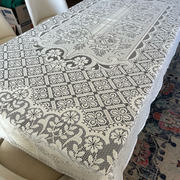 Vintage Chic Floral Lace Tablecloth - white - Picture 2 of 3
